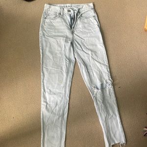American Eagle ripped light wash jeans